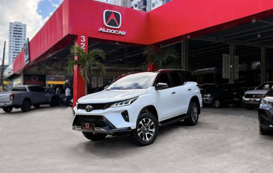 TOYOTA HILUX SW4 2.8 D-4D TURBO DIESEL DIAMOND 7L 4X4 AUTOMÁTICO